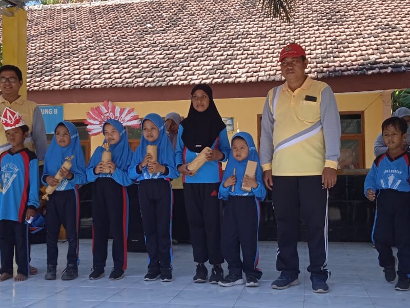 KEGIATAN JALAN SANTAI DALAM RANGKA PERAYAAN HUT RI ke-80 SD NEGERI 1 PELEYAN KAPONGAN