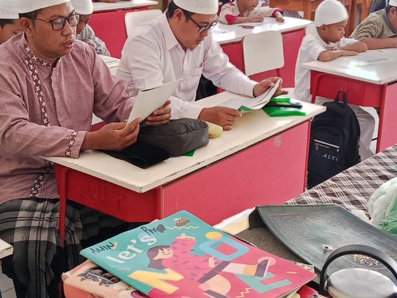 PERINGATAN HARI SANTRI, SD NEGERI 1 PELEYAN KAPONGAN HATAMKAN AL-QUR'AN