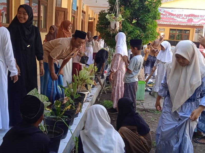 KEGIATAN PENANAMAN TANAMAN OBAT KELUARGA (TOGA) SEBAGAI SALAH SATU USAHA PEMBERDAYAAN SISWA SDN 1 PELEYAN KAPONGAN GUNA DALAM MENUMBUHKAN KEPEDULIAN KESEHATAN KELUARGA