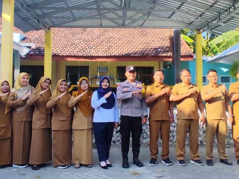 Amanat Bhabinkamtibmas Desa Peleyan di SDN 1 Peleyan Kapongan
